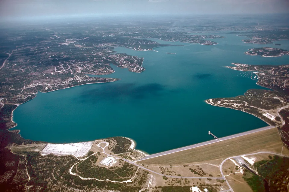 A view of Canyon Lake and its dam from the air.